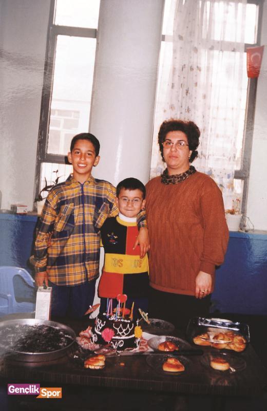 Anne Yksel Hanm, anaokulundan mezun olan kk karde Okan&#8217;a, Arda ile birlikte bir kutlama dzenliyor.