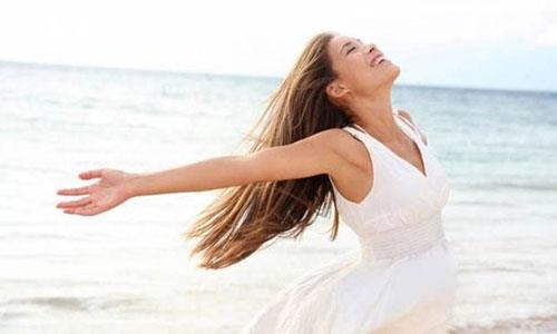 ngiltere'de yaplan bir aratrmaya gre; 'pozitif dnerek' vcutta hissedilen arlar azaltmak mmkn.