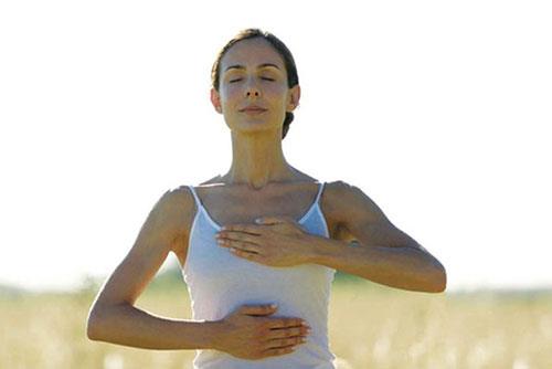 Reading niversitesi&#8217;nde yaplan aratrmaya katlan 21&#8211;38 ya aras 34 kadn ve erkei iki gruba ayran uzmanlar, gruplardan birine 5 dakika boyunca Bilisel Davran Terapisi (CBT) uygulayarak acnn neden olduu negatif dncelerle savamay retti.