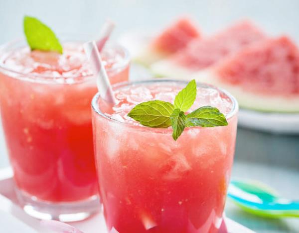 Gz Sal: Karpuzda bol miktarda bulunan A vitamini gz salnn korunmas iin en nemli vitaminlerden biridir. A vitamini eksikliinde gz kuruluu, gz enfeksiyonu, grn zayflamas gibi sorunlar ortaya kabilir.