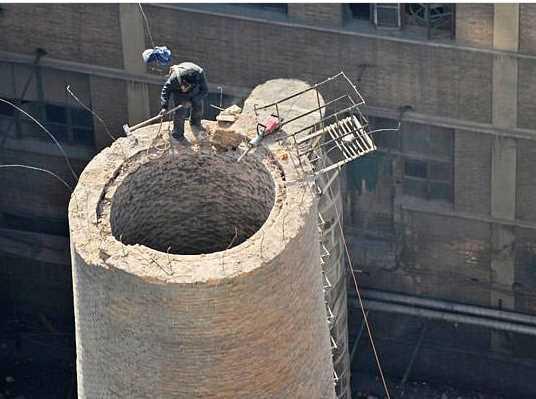 Bu adamn btn ii kuleleri ykmak. Bunun iin de sadece balyoz kullanyor..