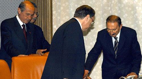 <p><b>5. Ecevit Hkmeti <br/></p>  <p>  DSP &#8211; MHP &#8211; ANAP Koalisyonu<br/></p>  <p>  (28.05.1999 &#8211; 18.11.2002)<br/></p>  <p></b>      </p>        <p>Trkiye&#8217;nin en son 16 yl nce grd koalisyon hkmeti oldu. Tpk bugnk gibi 18 Nisan 1999 seimlerinde de, semenin partilerin uzlamasn istedii sonucu kartld.</p>