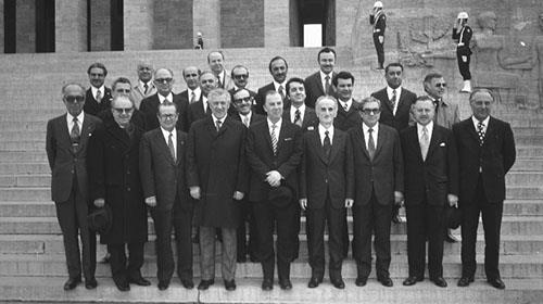 <p><b>Naim Talu Hkmeti <br/></p>  <p>  AP &#8211; CGP - Bamszlar<br/></p>  <p>  (15.04.1973 &#8211; 26.01.1974)<br/></p>  <p></b>      </p>        <p>Seimlere kadar grev yapacak olan bir hkmet kurma grevi Cumhuriyet Senatosu yesi Naim Talu&#8217;ya verildi. Kurulacak hkmetin, parlamentoda yeterli ounluu temsil eden iki partiye dayanaca belirtilen 10 maddelik protokoln birinci maddesinde, &#8220;Fakat anlay ve tutumu ile baz zmre ve snflarn, yahut hkmet kuruluuna katlan siyasi partilerin deil, btn Trk milletinin hizmetinde olacaktr&#8221; ifadesi yer ald.</p>