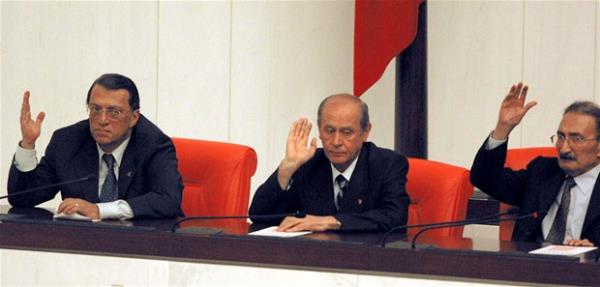 <p>Babakan Blent Ecevit (DSP)</p>  <p>  Babakan Yardmclar (3): 1 MHP, 1 ANAP, 1 DSP</p>  <p>  Devlet Bakanlklar (14 ): 5 DSP, 5 MHP, 4 ANAP</p>  <p>  crac Bakanlklar ( 16): 6 DSP, 6 MHP, 4 ANAP</p>