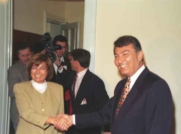 <p><b>1. iller Hkmeti <br/></p>  <p>  DYP &#8211; SHP Hkmeti<br/></p>  <p>  (25.06.1993 &#8211; 5.10.1995)<br/></p>  <p></b>      </p>        <p>DYP&#8217;nin liderini deitirerek girdii koalisyon srecinde ortann da ad deiti. SHP ile balayan koalisyon CHP ile srd. Sol ortaktaki bu deiiklik baz bakanlklarda be kez isim deitirilmesine neden oldu. Bakanlarn bazlar koltuklarnda sadece bir ay oturabildi. Babakan yardmcs bile  kez deiti. Ancak koalisyonun mr uzun oldu yaklak iki buuk yl srd.</p>