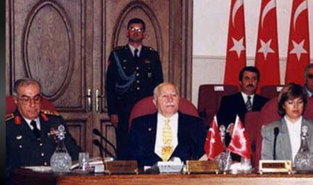 <p>Babakan Necmettin Erbakan (RP)</p>  <p>  Dileri Bakan ve Babakan Yardmcs Tansu iller (DYP)</p>  <p>  Devlet Bakanlklar (19): 10 RP, 9 DYP</p>  <p>  crac Bakanlklar (16): 8 RP, 8 DYP</p>