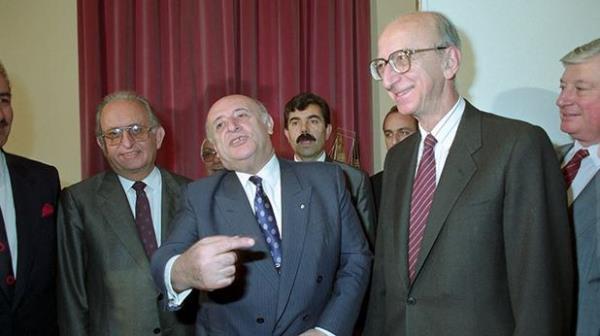 <p><b>7. Demirel Hkmeti <br/></p>  <p>  DYP &#8211; SHP Koalisyonu<br/></p>  <p>  (20.11.1991 &#8211; 25.06.1993)<br/></p>  <p></b>      </p>        <p>1980&#8217;de bir darbe ile biten koalisyonlar dnemi 90&#8217;larda yine Demirel ile geri geldi. Hem de &#8220;son 11 yln en geni tabanl hkmeti&#8221; iddias ile. Koalisyon ortaklardan birinin, Sleyman Demirel&#8217;in Cumhurbakan olmas nedeniyle bozuldu ama sonra yine iller hkmeti olarak kurularak devam etti. 19 ay iktidar oldu.</p>