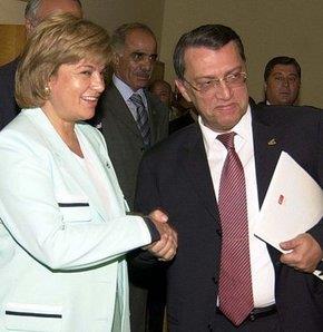 <p>Babakan Mesut Ylmaz (ANAP)</p>  <p>  Babakan Yardmcs Nahit Mentee (DYP)</p>  <p>  Devlet Bakanlklar (12): 7 ANAP, 5 DYP</p>  <p>  crac Bakanlklar (17): 9 ANAP, 8 DYP</p>