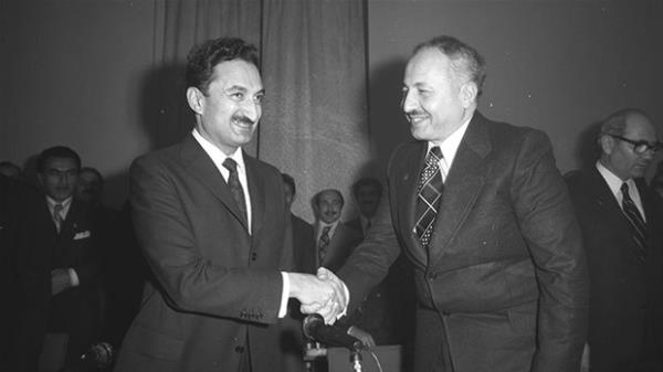 <p><b>1.Ecevit Hkmeti <br/></p>  <p>  CHP &#8211; MSP Koalisyonu<br/></p>  <p>  (26.01.1974 &#8211; 17.11.1974)<br/></p>  <p></b>      </p>        <p>Biri &#8220;solcu&#8221; dieri &#8220;eriat&#8221; olarak nitelendirilen iki partinin birlikteliinin kendileri asndan bir &#8220;fedakrlk&#8221; olduu, bu nedenle beklentilerin snrl olmas gerektii vurgusu protokolde ilk olarak yer ald.</p>