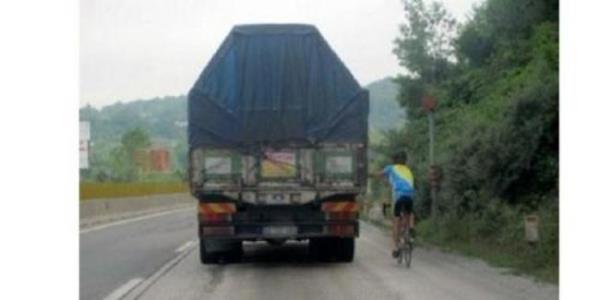 Bisikletle kamyonun arkasna aslrz!