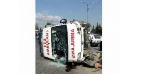 Alkoll durumda TEM otoyolunda seyreden bir arataki be kiinin; radyoda almaya balayan oynak bir ark sonras arac saa ekmesi ve otoyolda gbek atmaya balamas zerine 5 kiiden 3'nn ayr ayr aralarn arpmas sonucu lm (Adapazar/Hendek).