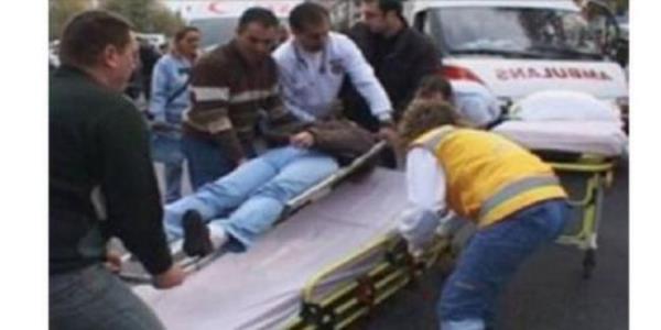 Tra olurken berberin rahatlatr diye boynu aniden saa sola evirme hareketi sonucu kt diye boynu krlan mterinin koltukta rahmetli oluu. (Erzurum)