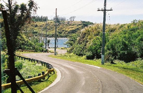 9. Guam yollar mercandan yaplr  Pasifikte bulunan Guam adasnn yollar mercandan yaplr. Guam&#8217;da kum yok ve plajdaki tek kum mercanlardr. Bu mercan kumu, dardan ithal etmek yerine kullanyorlar