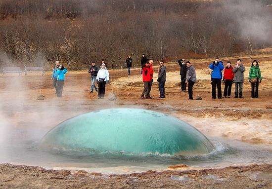 3. zlanda`da su stclar (ofben) yoktur  zlanda evleri ofbene veya sobaya ihtiya duymaz su stmak iin. Buhar ve scak su borularla ehrin doal gayzerlerinden evlere datlr