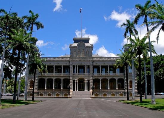 1. ABD`de bir Kral tarafndan kullanlan tek kraliyet saray  Bu saray Honolulu, Hawaii&#8217;de bulunur. Iolani Saray 1893 ylnda monari kalkana kadar, Kral Kalakaua ve Kralie Lili&#8217;uokalani&#8217;ye aitti.