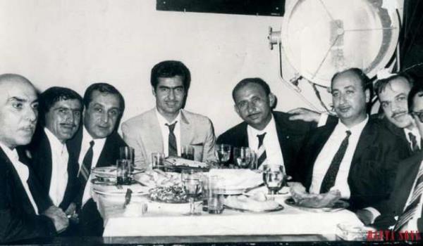 Babalarn babas Hseyin Heybetli, Gazinocular kral Fahrettin Aslan&#8217;n aabeyi Mustafa Aslan, Nuri Sesigzel dnemin ilk nl kabadaysndan Bahriyeli smail ve Arap Nasri bir arada. 60&#8217;l yllarn henz ba ve dnemin brahim Tatlses&#8217;i &#8216;ilk Urfal&#8217; Nuri Sesigzel kendini gvende hissediyor olmal!