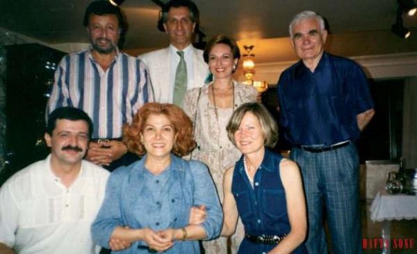 1987&#8217;de beyin kanamas geiren ve mucize eseri kurtulan sanat Yksel Uzel, kendisini hayata dndren nl Prof. Dr. Gazi Yaargil ve dostlaryla birlikte.