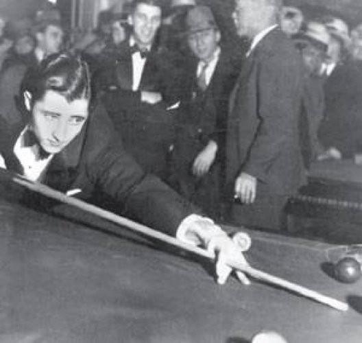 1919 ylnda 6 yanda olan Willie, bilardo ustalnda o kadar ilerledi ki, Dnya Bilardo ampiyonu Ralph Greenleaf ile final mana hak kazand. Bilardo masasna bir sandalye ile yetiebilen kk Willie, ma kazanamasa da kard muhteem oyun ile hafzalara kaznd. Tabii bu yenilgi kk dahiyi yldrmad: 11 yandayken genlerde bilardo ampiyonu oldu. 20'li yalarnda ise 15 kez Dnya Bilardo ampiyonas'n kazand; birok rekora imza att ve bilardo sporunun tantmna yardm etti.