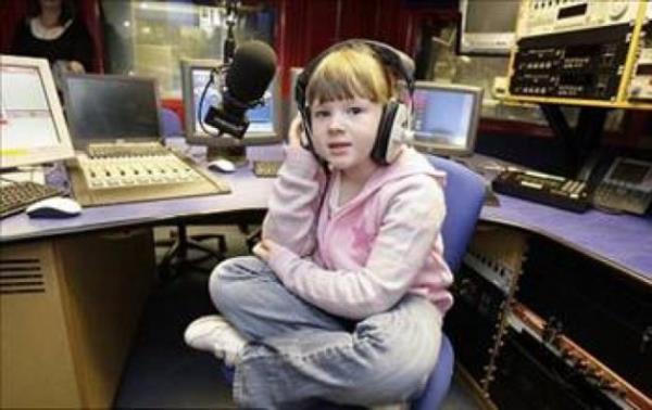 10- ELIANA SMITH 7 yanda "Gzin Abla" oldu. Evet inanlmaz belki ama 7 yandaki Eliana Smith, yapt radyo programnda yetikinlerin dertlerini dinleyip onlara tler veriyor. Erkek arkada tarafndan terk edilenler, eiyle sorunu olanlar, ailevi problemler yaayanlar, herkes ama herkes ona ulap, sorununa zm bulabiliyor.