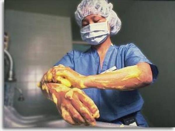 Hastas da doktora gidecek paras olmayan sekiz yandaki bir kzd. Kk kzn eli yanmt ve parmaklarn birbirinden ayramyordu. Tp eitimi olmayan, hayatnda hi ameliyata girmemi 7 yandaki sper ocuk, kk kzn ellerini birbirinden ayrarak yeniden kullanabilmesini salad. Tm ilgisini tp bilimine veren dahi, 12 yandayken kanserin aresini bulmaya ok yaklatn iddia etti. Tp dahisi kk ocuk u anda Chandigarh niversitesi'nde okuyor ve Hindistan'n en gen niversite rencisi.