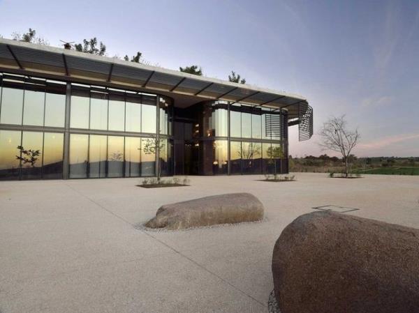 Gney Afrika'nn Johannesburg kentinde yer alan Steyn City Clubhouse ismi verilen bina Boogertman + Partners Ltd. tarafndan ina edilmi.