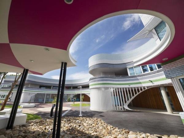 Penleigh and Essendon Grammar Middle Girls School isimli bu ortarenim kurumu Melbourne'de McBride Charles Ryan tarafndan ina edilmi.