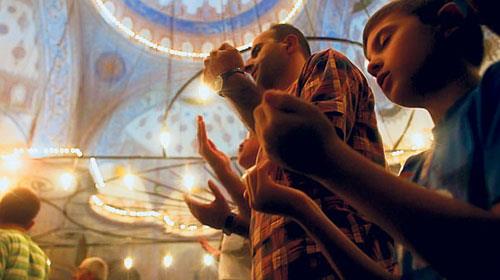 O halde, mukaddes kitabmz Kur&#8217;an- Kerim&#8217;in kinat aydnlatmaya balad, meleklerin Allah&#8217;a kulluk eden mminleri mjde ile kuatt, rabbimizin af ve mafiretinin cotuu ve bin aydan daha hayrl olduu bildirilen selam ve kurtulu gecesi olan Kadir gecesini gafletle, dalgnlkla, ibadetten uzak geirmeyelim