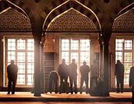 Kadir gecesini kesin olarak belirlenmemesinin hikmeti zerinde duran limler, bu durumun gecenin feyzinden istifade etmek iin daha uygun olduunu sylemilerdir. Zira Kadir gecesinin bildirilmesi halinde Mslmanlar sadece o geceyi ihya etmekle yetinebilirlerdi.