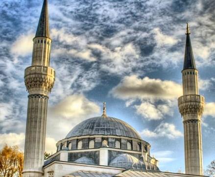 Peygamber Efendimiz (sav) bir hadisi eriflerinde &#8220;nanarak ve mkfatn Allah&#8217;tan bekleyerek Kadir gecesini ihya edenlerin gemi gnahlarnn affedileceini&#8221; mjdelemitir.