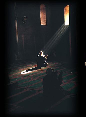 Ebu Hureyre (r.a.)dan : Ramazan ay geldiinde Resulullah (sav) yle buyurmu : &#8220;Ramazan ay geldi, o mbarek bir aydr, o ayn orucunu Allah size farz klmtr. O ayda cennet kaplar alr, cehennem kaplar kapanr ve eytanlar zincire vurulur. Onda bir gece vardr ki, bin aydan daha hayrldr. O gecenin hayrndan mahrum kalan gerekten mahrum kalmtr.&#8221;