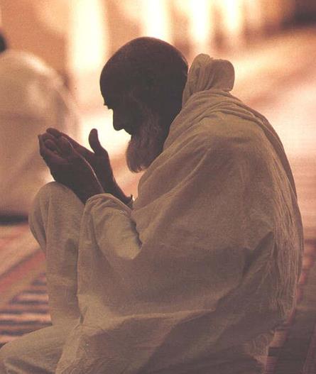 Allahm,&#8232; Kimseye gcenmeyelim; hele Hak'ka dilbeste olanlara kat'iyen krlmayalm. Yol arkadalarmz herhangi bir fenalk iinde grdmzde onlardan uzaklamayalm. Perdeyi yrtp onlar utandrmayalm; utandrmak bir yana, byle bir fenal grdmzde byk bir hata ilemi gibi kendimizi knayalm. M'minlerin farkl yorumlara ak tavrlarndan dolay onlar hakknda s-i zanda bulunmaktan kanalm; grp duyduumuz eylere iyi yorumlar getirip ve kat'iyen olumsuz mlhazalara girmeyelim Ya Rabbi!