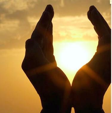 Bu srede bildirildiine gre, bu gece Allah&#8217;n izniyle melekler ve Cebrail yeryzne inerler ve gece boyunca yeryzne bar ve esenlik hkim olur. Kadir sresinde verilen bilgiler, Kuran&#8217;n Ramazan aynda (Bakara 185) ve btn hikmetli ilerin kararlatrld mbarek bir gecede (Duhan 3-4) indirildiine dair ayetlerle birlikte ele alndnda, Kadir gecesinin Ramazan ay iinde bulunduu sonucu ortaya kar.