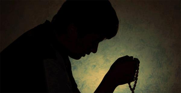 BSMLLAH'R-RAHMAN'R-RAHM<br>  Ey talihsizlerin sna, Ey cizlerin g kayna, Ey dertlilerin tabibi, Ey yolda kalmlarn yol gstereni!, Ey aresizler aresi! ve Ey her duada bulunana icabet eden ululuk tahtnn Sultan! inde bulunduumuz bu Kadir Gecesi hrmetine bizleri affeyle Ya Rabbi!