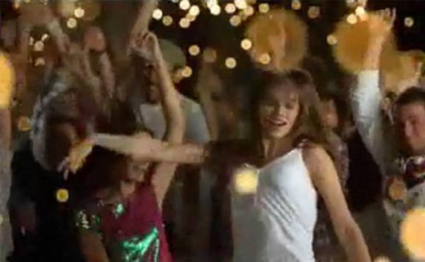 63. Partnerinizle birlikte evde birka dakikalk ufak bir dans partisi verin.