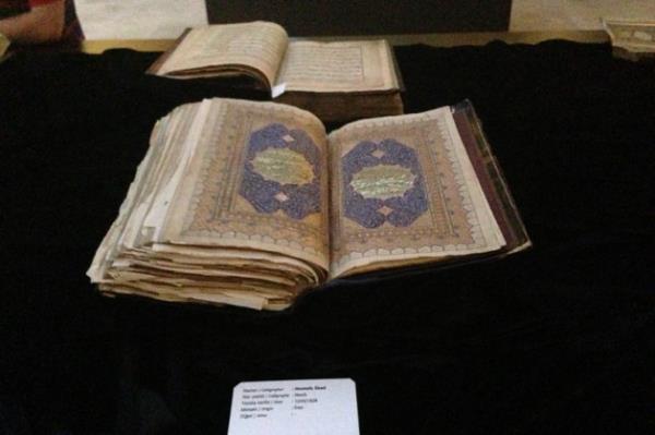 Farkl yaz eitlerini semeye altm; nesih yaz, sls yaz, muhakkak yaz, reyhani, kufi yaznn eski rnekleri maribi kufi yaznn rneklerini bu sergiyi gezenler grme imkanna sahip olacaklar.