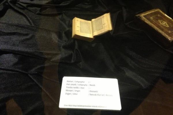 "Ayasofya'da bir sergi olmutu, Hattn Sultanlar diye. slam Kltr Sanat Platformu organizasyonu yapmt. Onlardan bir teklif geldi; '99 Kur'an sergisi yapmay planlyoruz. bize yardmc olur musunuz?' diye.