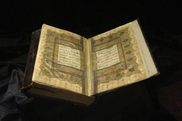 Kur'an, hat, tezhip deyince hayr diyemedik, seve seve yaptk. Sergide 99 adet Kur'an var. 9. Asr'dan balayarak 19. Asra kadar bin yl kapsayan bir sergi bu . Hem dikine hem yatay bir sergi bu.