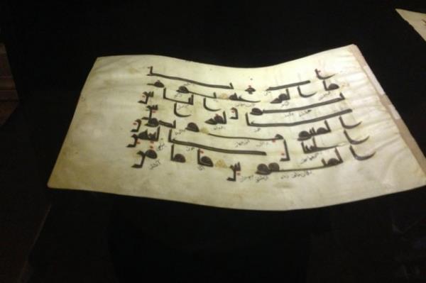 Sadece geleneksel sanatlarmz deil daha nce gerekletirdiimiz 1400. ylnda Kur'an- Kerim sergimiz vard, Hilye-i erife vard. Bu sefer sponsor olarak geleneksel sanatlarmzn yanndayz. Ama gnmzn ada sanatn da ada sanatsn da gelecee tamak iin onlarn yanndayz, onlar da desktekliyoruz ayn zamanda.