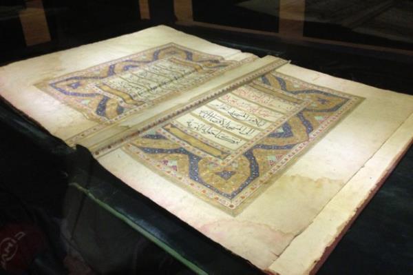 Kur'an- Kerim'in parmenden kada eitli yaz hatlaryla kaleme alnm nshalar Sultanahmet Medresesi'nde sergiye ald.