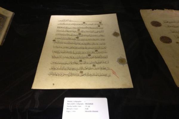 "Devrin nadide eserleri yani 10. yzyldan balayarak gnmzn yakn tarihe kadar yazlm Kur'an- Kerimler sergileniyor. Manevi olduu kadar el emei gz nuru olarak da herkese hitap edecek bir sergi. Anlamak lazm, anlayarak gezmek lazm.