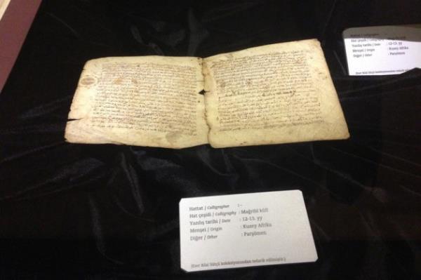 Emevilerden Abbasi dnemine, in'den Moolistan'a, Kuzey Afrika'dan Balkanlar'a slam corafyasnda yazlm mushaflarn yer ald sergide, dnemin nl hattatlar Hafz Osman, Mehmet Emin skdari, Mahmud Sivasi, Hafz Yusuf ve Dervi Mehmed gibi isimlerin de eserleri bulunuyor