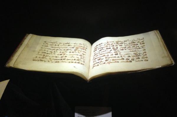 Bir katalog edinmek faydal olur, internette aratrmak da bence iyi olur. ok kymetli eserler, kolay kolay sergilenen eserler deil. zel koleksiyonlardan toparlanan eserler. Her zaman halka ak deil. Biz Yldz Holding olarak zaman zaman eserleri topluyoruz ama daha ok iyerlerimizde sergiliyoruz.