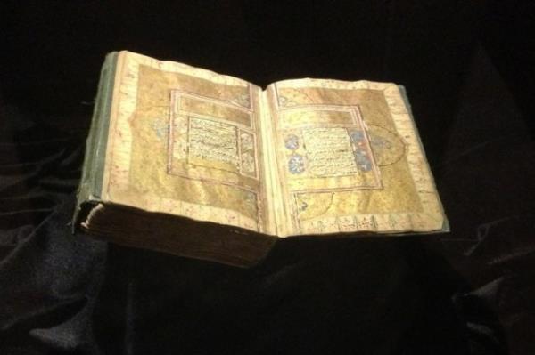 Tarihi derinlii kadar corafi adandan olduka zengin bir serge oldu bana gre. nk Kuzey Afrika lkelerinden in'e kadar, Hindistan, ran, Msn, Irak, hakeza Balkanlar ve Osmanl corafyasndan Kur'an rnekleri sergileniyor.