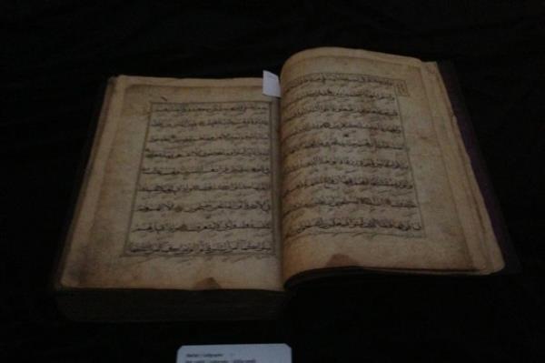 Parmen zerine yazlm Kur'anlar, bez zerine yazlm Kur'anlar. Tarihi seyri iinde ve corafyaya uygun rnekler setim.