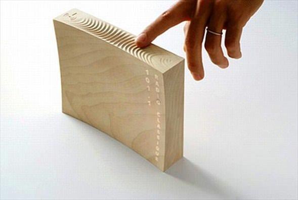 �� taraf�na gizlenmi� �zel ekran� sayesinde dokunmatik olarak kullan�labilen a�a� radyo