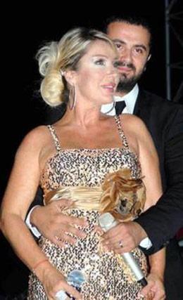 Arada bir �ok defa nikah masas�na oturan Sayan son olarak iki y�l �nce Onur �an ile evlendi. Ancak bu evlilik uzun s�rmedi.