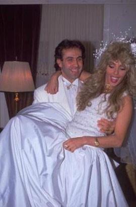 Daha sonraki evlili�ini de Timmy Alejtanij ile yapt�. Ondan bir k�z� oldu. Tu�ba, ge�en y�l da bir i�adam�yla nikah masas�na oturdu.