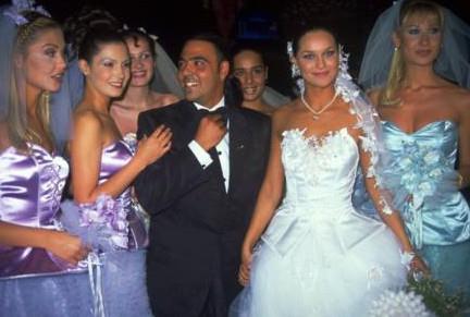 Ebru �all�, Ozan Orhon ile evlendi�inde 19 ya��ndayd�. �imdiki e�i Harun Tan ile evlendi�inde ise 24 ya��ndayd�.