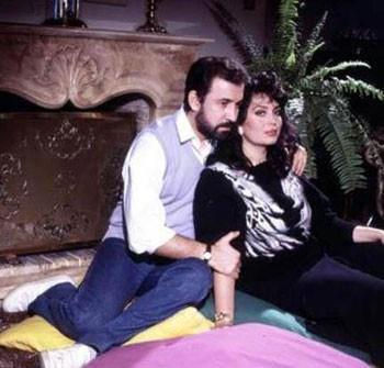 Uzun y�llar R��han Adl� ile ya�ayan T�rkan �oray, Cihan �nal ile evlendi�inde 38 ya��ndayd�, �nal ise 37. �nal b�y�k k�z� Irmak'�n annesiyle ilk evlili�ini yapt���nda hen�z 24 ya��ndayd�.