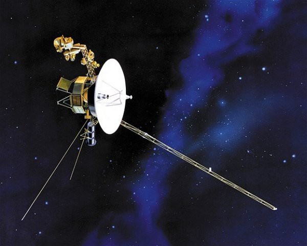 En uza�a seyahat eden insan yap�m� obje NASA'n�n 1977 y�l�nda f�rlatt��� Voyager 1 uydusu, D�nya'dan 11.1 milyar mil uzakl�kta bulunuyor.